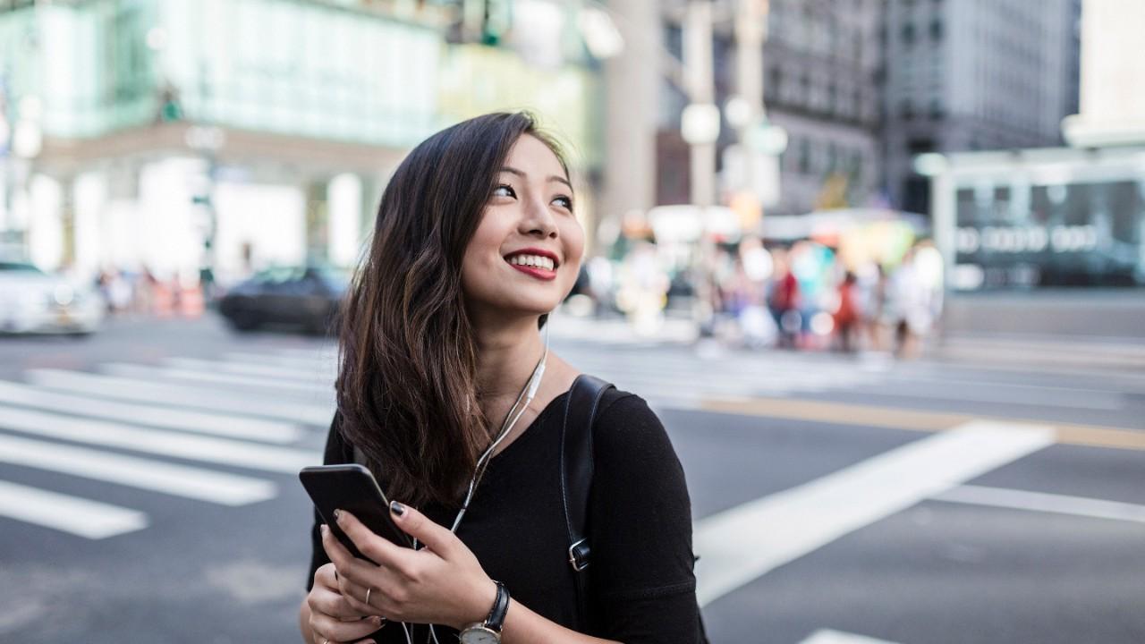 时尚年轻的亚洲女人在曼哈顿的街道上通勤(旅行, 旅程, commute,旅游业, walk,city life)